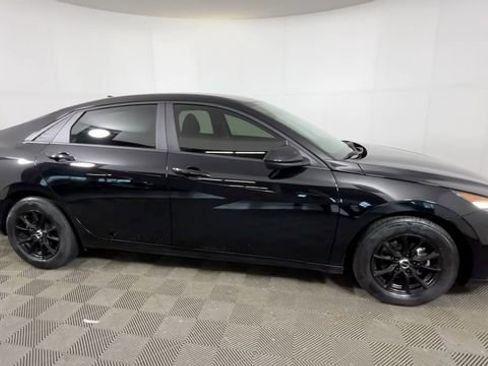 Used 2021 Hyundai Elantra SE FWD image 3