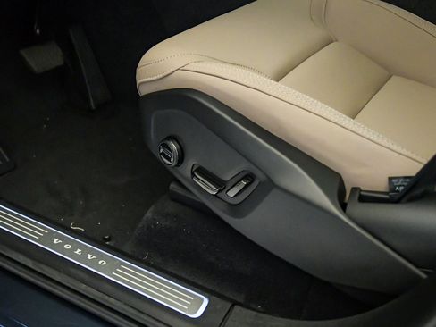 New 2026 Volvo XC90 B6 Plus w/ Protection Package Premier AWD/4WD image 25