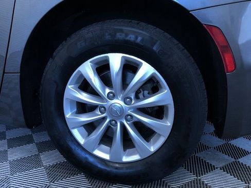 Used 2017 Chrysler Pacifica Touring-L FWD image 16