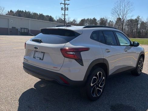 New 2026 Chevrolet Trax RS w/ Sunroof Package FWD image 5