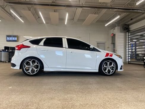 Used 2016 Ford Focus ST FWD image 4