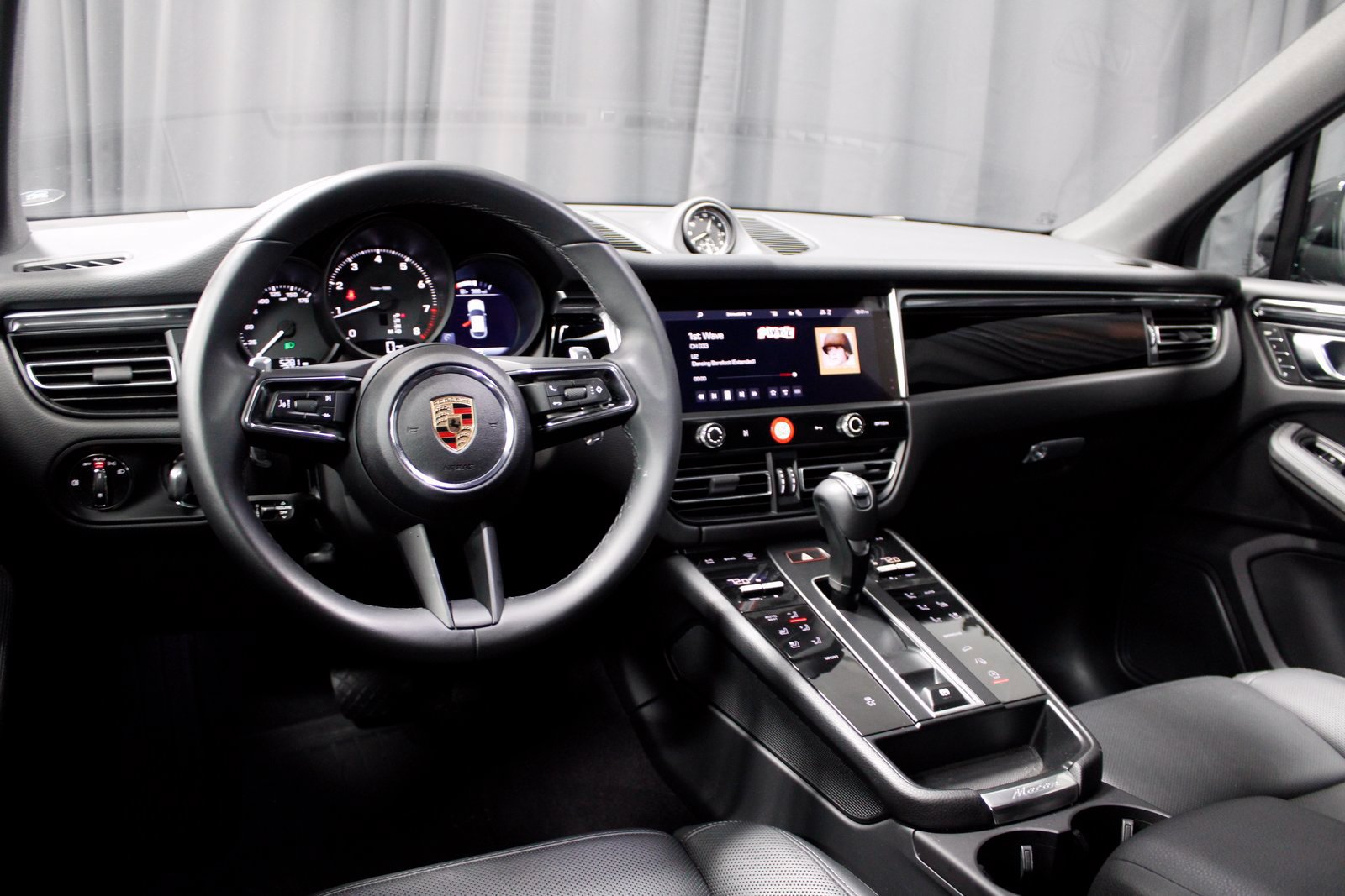Certified 2025 Porsche Macan AWD/4WD image 4