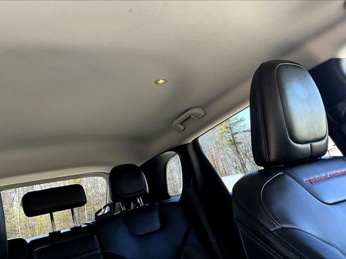 Used 2019 Jeep Cherokee Trailhawk AWD/4WD image 14