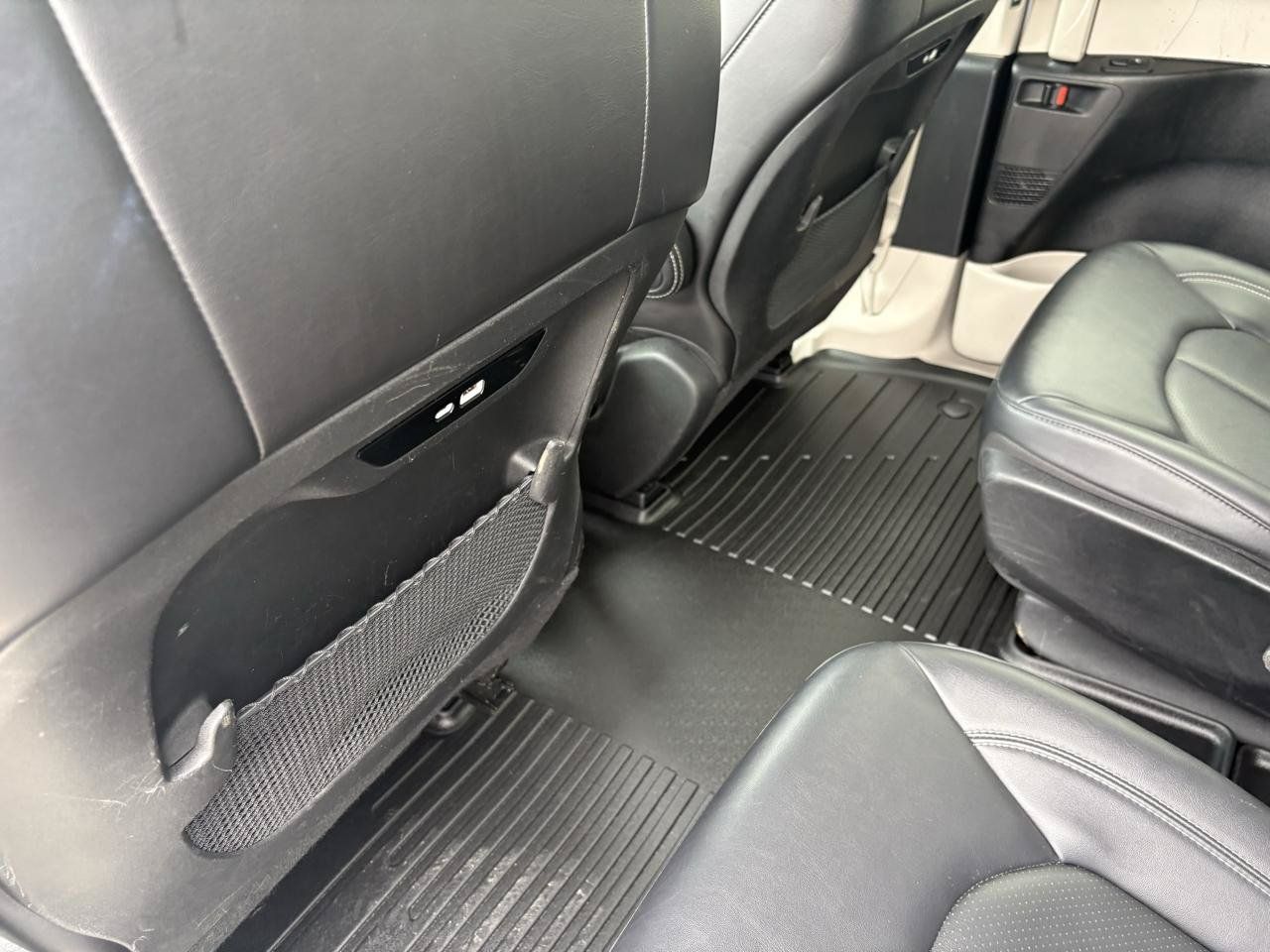 Used 2024 Chrysler Pacifica Limited FWD image 32
