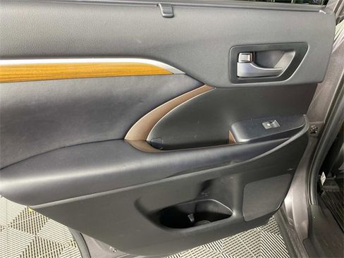 Used 2019 Toyota Highlander Limited Platinum image 30