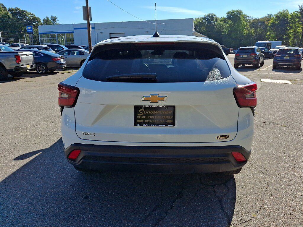 Used 2025 Chevrolet Trax LS w/ LS Convenience Package FWD image 6