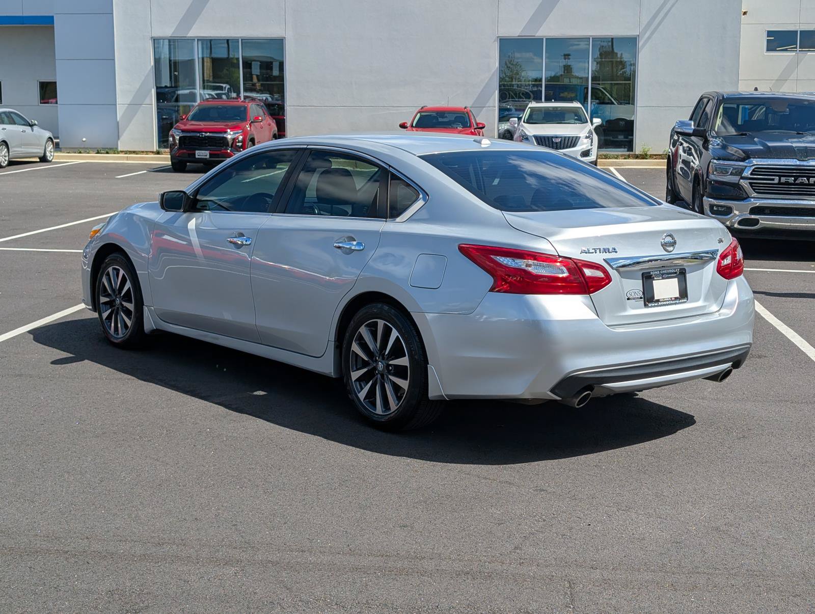 Used 2017 Nissan Altima 2.5 SV w/ Interior Lighting Package FWD image 8