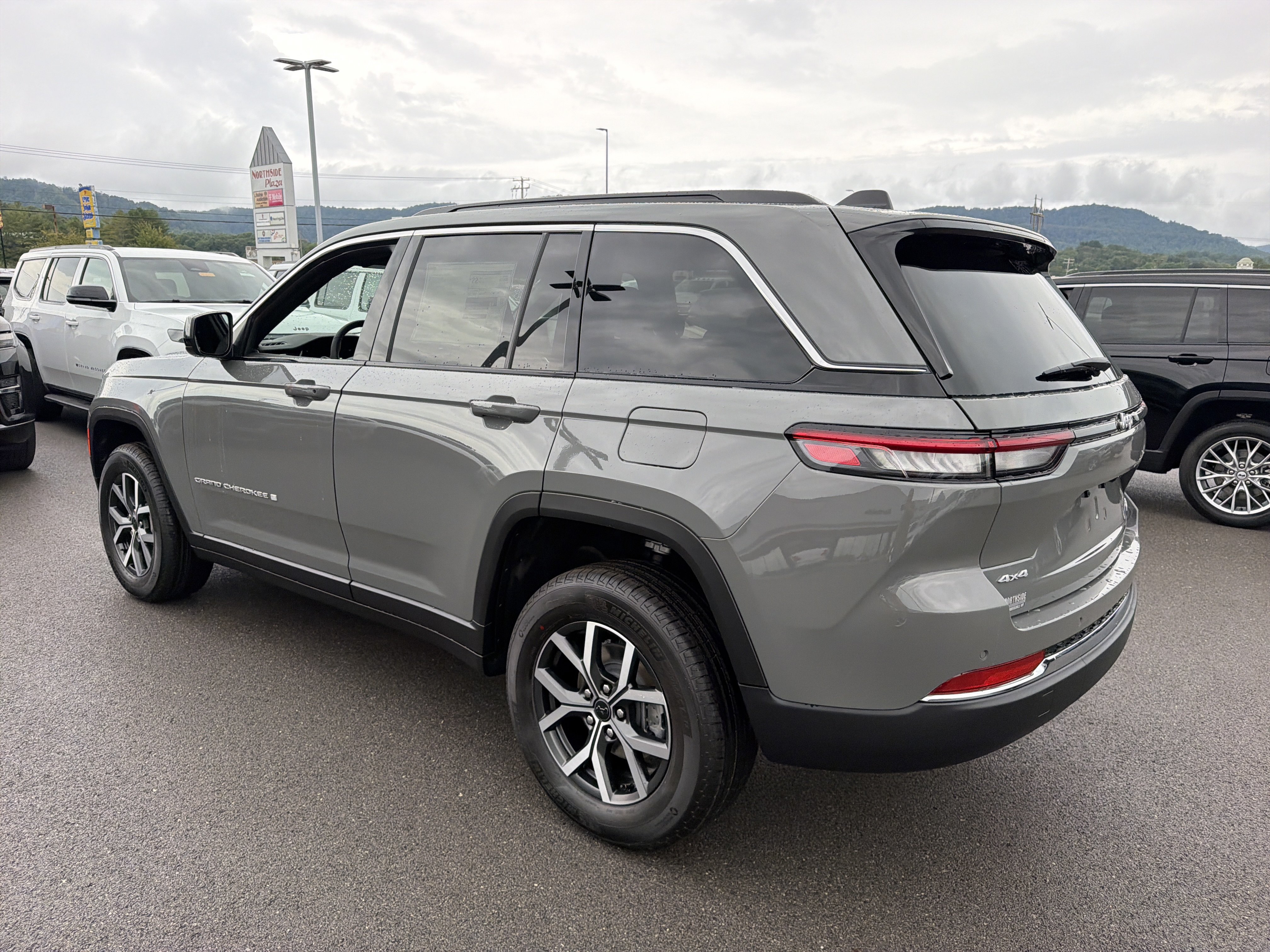 New 2027 Jeep Grand Cherokee Laredo X AWD/4WD image 9