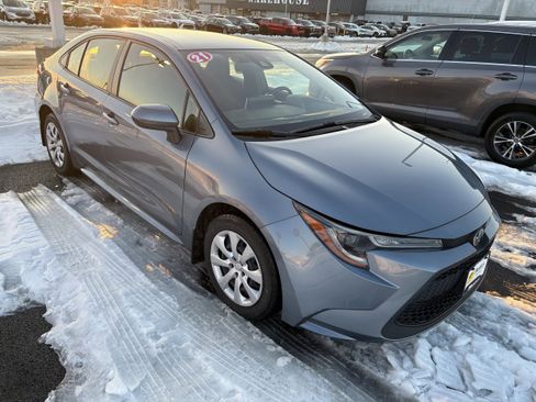 Used 2021 Toyota Corolla LE image 2