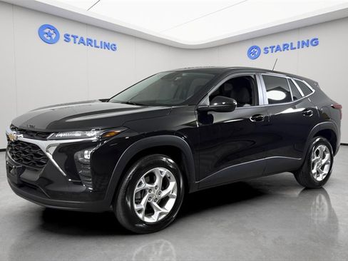 Used 2024 Chevrolet Trax LS w/ LS Convenience Package image 2