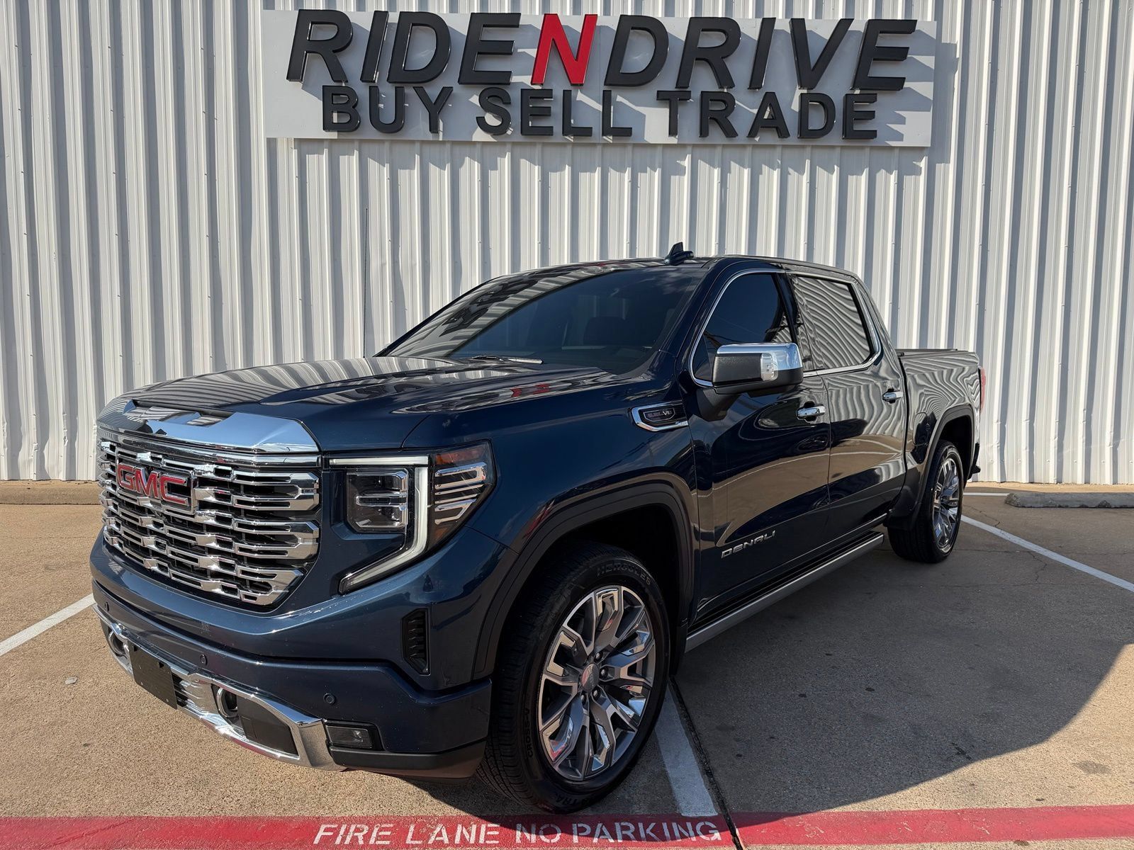 Used 2023 GMC Sierra 1500 Denali w/ Denali Reserve Package AWD/4WD image 1
