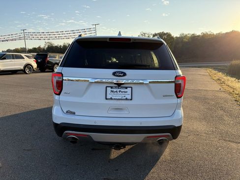 Used 2017 Ford Explorer XLT w/ Equipment Group 202A image 4