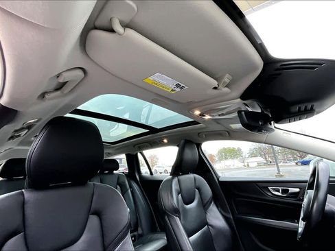 Used 2020 Volvo V60 T5 Momentum image 14