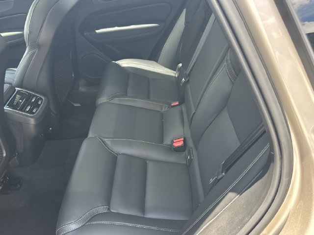 Used 2024 Volvo XC60 B5 Ultimate w/ Protection Package Premier AWD/4WD image 13