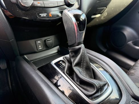 Used 2017 Nissan Rogue SV w/ SV Premium Package FWD image 18