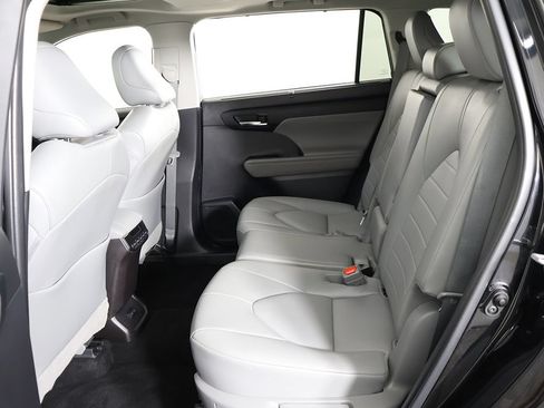 Used 2022 Toyota Highlander XLE AWD/4WD image 37