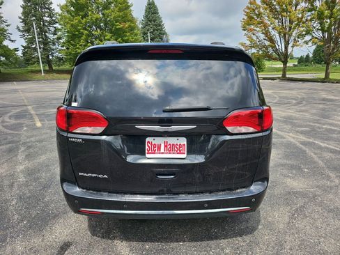 Used 2017 Chrysler Pacifica Touring-L w/ Tire & Wheel Group FWD image 5