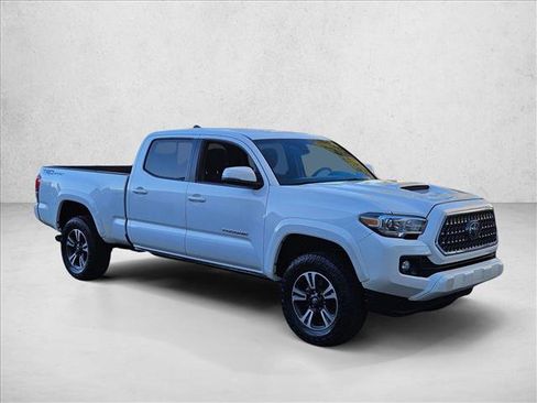 Used 2018 Toyota Tacoma TRD Sport image 3