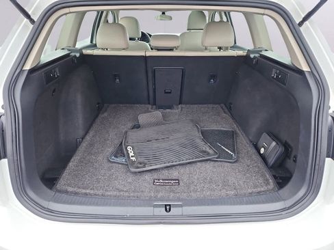 Used 2018 Volkswagen Golf SE image 32