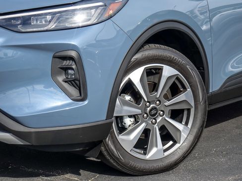 Certified 2025 Ford Escape Platinum w/ Class II Trailer Tow Package AWD/4WD image 3