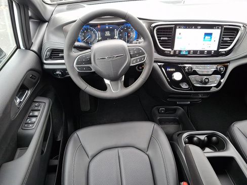 New 2026 Chrysler Pacifica Select image 9