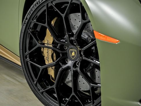 Used 2022 Lamborghini Huracan EVO RWD image 3