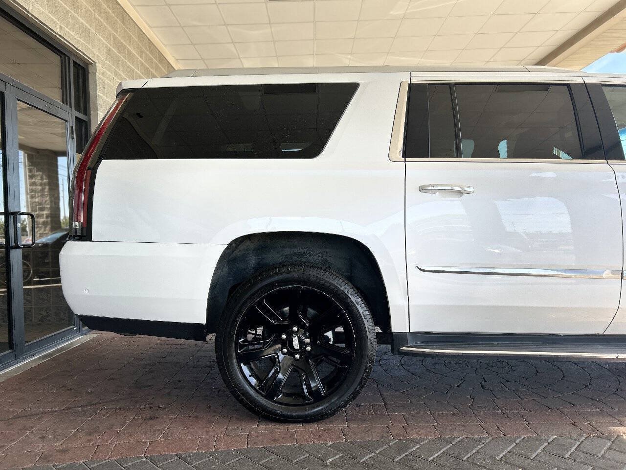 Used 2017 Cadillac Escalade ESV Luxury AWD/4WD image 18