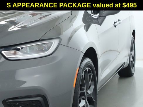 Used 2021 Chrysler Pacifica Touring-L w/ Uconnect Theater Family Group image 5