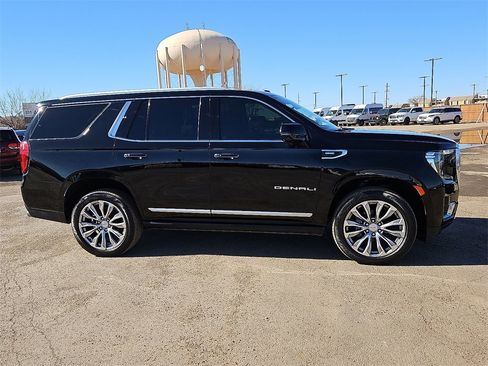 Used 2021 GMC Yukon Denali w/ Denali Premium Package image 9