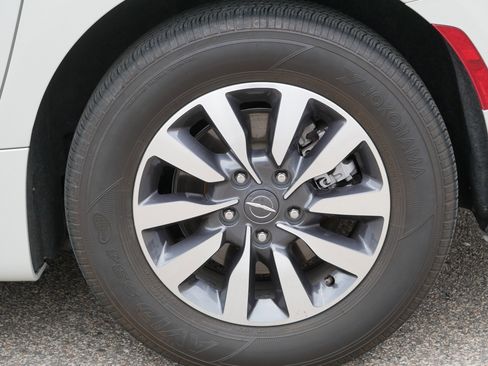Used 2021 Chrysler Pacifica Touring-L w/ Premium & Safety Sphere Group FWD image 9