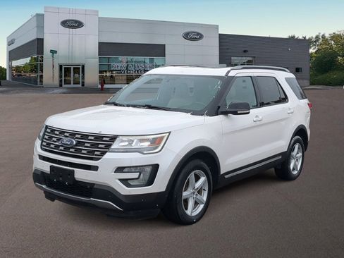 Used 2017 Ford Explorer XLT w/ Equipment Group 202A image 5