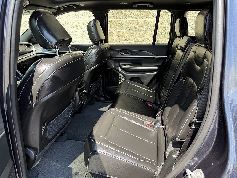Used 2024 Jeep Grand Cherokee Limited AWD/4WD image 24