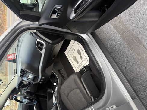 Used 2017 Dodge Journey SE image 4