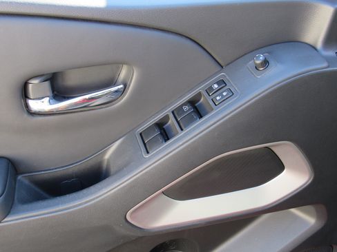 Used 2024 Nissan Frontier SV image 11