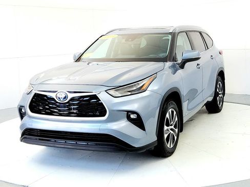 Used 2023 Toyota Highlander XLE AWD/4WD image 2