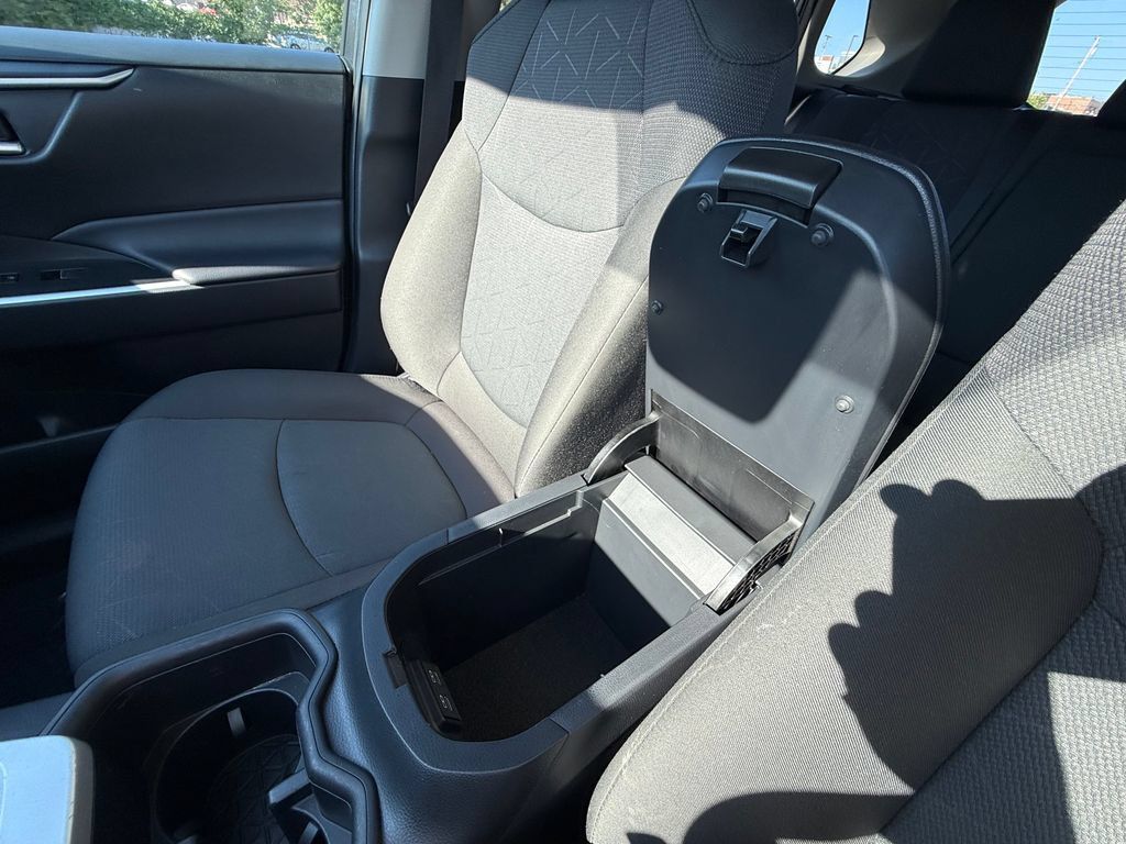 Used 2025 Toyota RAV4 XLE FWD image 26