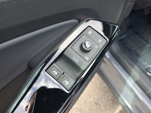 Used 2023 Volkswagen ID.4 Pro S image 12