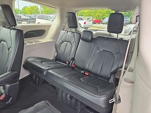 Used 2024 Chrysler Pacifica Touring-L FWD image 14