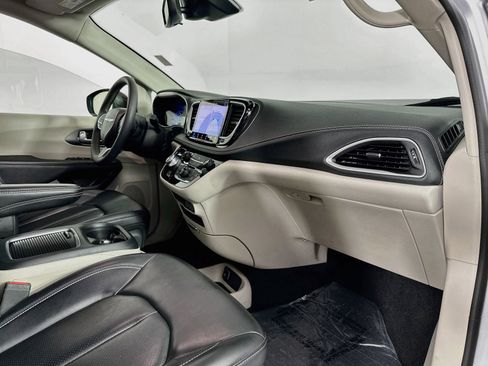 Used 2023 Chrysler Pacifica Touring-L FWD image 30