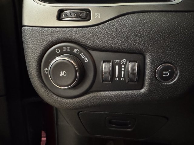 Used 2019 Jeep Cherokee Latitude Plus w/ Comfort/Convenience Group FWD image 10