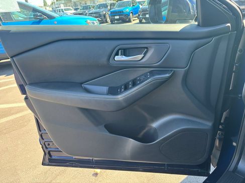 Used 2025 Nissan Rogue SV FWD image 18