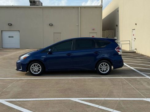 Used 2016 Toyota Prius V Four FWD image 4