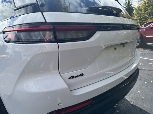 Certified 2023 Jeep Grand Cherokee Altitude image 8