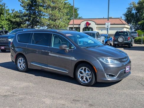 Used 2019 Chrysler Pacifica Touring-L Plus FWD image 3