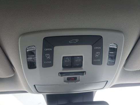 Used 2025 Toyota Sienna XLE FWD image 30