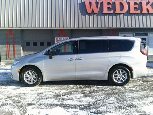 Used 2024 Chrysler Pacifica Touring-L image 2