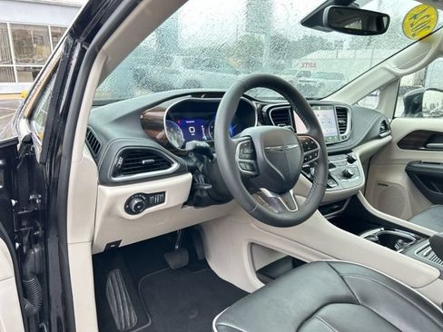 Used 2024 Chrysler Pacifica Limited w/ Uconnect Theater Family Group AWD/4WD image 28