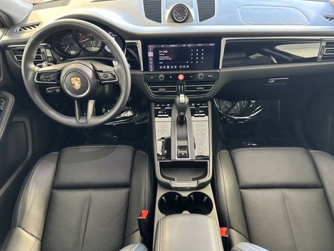 Certified 2025 Porsche Macan AWD/4WD image 6