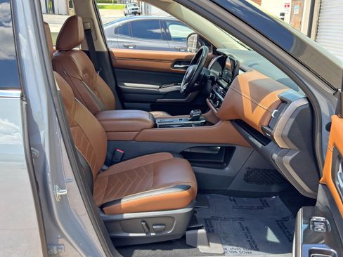 Used 2022 Nissan Pathfinder Platinum w/ Cargo Package FWD image 15