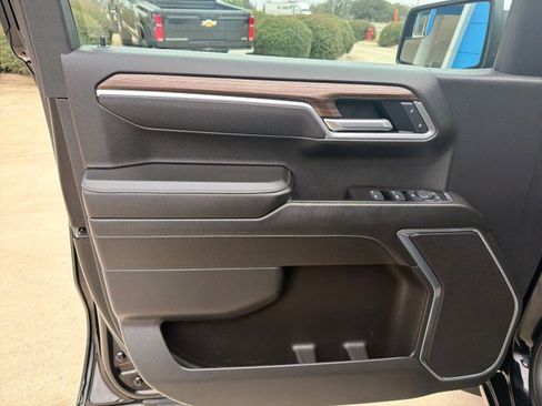 Used 2025 Chevrolet Silverado 1500 LT image 4